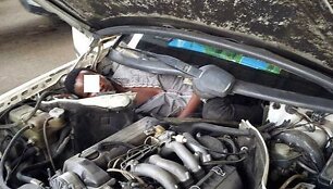 Vyras rastas įsispraudęs už automobilio variklio