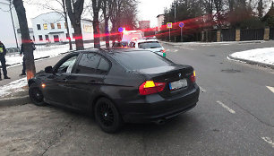 Kaune BMW durelėmis kliudė policijos pareigūną ir rėžėsi į medį