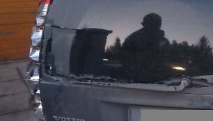 Girtas &bdquo;Volvo&ldquo; valdytojas sukėlė avariją, spruko, bet buvo surastas