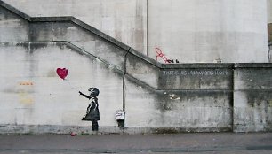 Žymusis Banksy grafitis „Mergaitė su balionu“, jau nuvalytas