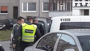 Vilniaus policija tramdė kirviu mosavusį vyrą