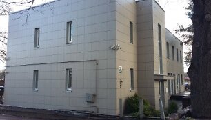 Alytausgidas.lt žiniomis, &bdquo;pusiaukelę&ldquo; buvusiems nusikaltėliams kalėjimų specialistai i&scaron; pradžių norėjo kurti pataisos namų viduje (kaip tai daroma Marijampolėje ir Pravieni&scaron;kėse), tačiau vėliau apsigalvojo ir su norvegų pagalba nupirko buvusį statybos valdybos pastatą Ulonų g. 31, kurio paskirtis &ndash;