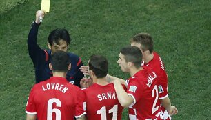 Futbolo rungtynių teisėjas Yuichi Nishimura rodo geltoną kortelę kroatui Dejanui Lovrenui (6)
