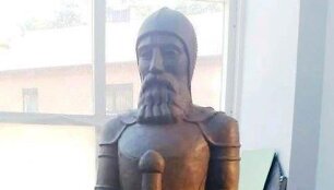 Siekis iki kitų metų Vasario 16-osios į Vytauto Didžiojo Karo muziejaus kariliono bok&scaron;tą sugrąžinti Kario skulptūrą atrodo vis realesnis