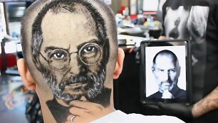 Steve'o Jobso portretas ant galvos
