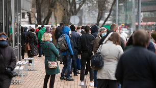 Žmonės laukiantys prie vakcinacijos centro Vilniuje