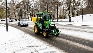 Sniegas sunkina eismo sąlygas Vilniuje