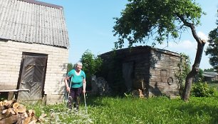 Pensininkė Ona Dovydėnienė raudodama pasakojo, kad jos sode išpjautos kelios obelys, o likusios po genėjimo tapo lyg šiltųjų kraštų palmės.