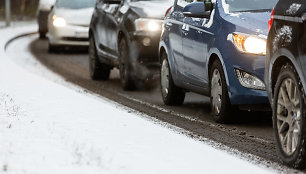 Sniegas sunkina eismo sąlygas Vilniuje