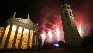 Griausmingomis dainomis, simboliniais fejerverkais, įvairiais tautiniais pasididžiavimais, skirtingomis tarmėmis trečiadienio vakarą aidėjo Katedros aikštė.