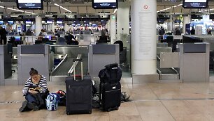 Moteris sėdi ant žemės Zaventem oro uoste