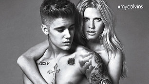 Justinas Bieberis ir Lara Stone „Calvin Klein“ reklamoje