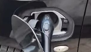 Stasiūnų katilinėje darbuotojas krovė savo elektromobilį