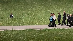 Angelos Merkel dovana P.Souzai &ndash; nuotrauka, kurioje užfiksuotas pats P.Souza, fotografuojantis A.Merkel ir B.Obamą