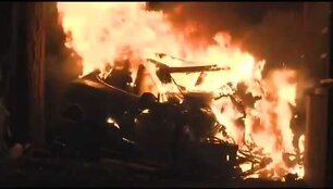 litium-ion-batteries-violently-explode-after-fatal-tesla-model-s-crash-in-indianapolis
