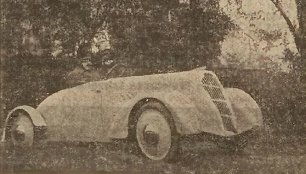 E. Piotrovskio konstrukcijos automobilis „Hart“ 1938 metų pradžioje vis dar neužbaigtas – trūksta priekinio stiklo, bamperių ir žibintų.