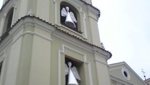 Renesanso stiliaus evangelikų reformatų bažnyčia pasipuo&scaron;ė angeliukais.