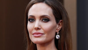 Actress Angelina Jolie arrives, wearing a Elie Saab gown, at the 86th Academy Awards in Hollywood, California March 2, 2014. REUTERS/Lucas Jackson (UNITED STATES TAGS: ENTERTAINMENT) (OSCARS-ARRIVALS)