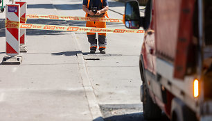 Giedraičių gatvėje atsivėrusi smegduobė