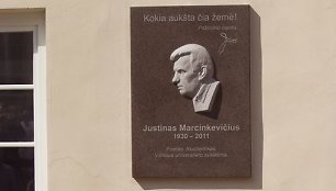 M.K.Sarbievijaus kiemelyje atidengta atminimo lenta Justinui Marcinkevičiui. 