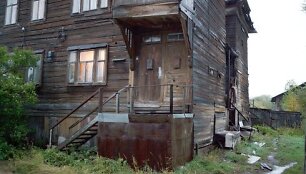 Archangelske dažnai tik pagal &scaron;viesą lange gali nustatyti, ar namas gyvenamas, ar apleistas. flickr.com nuotr.