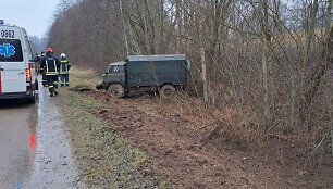 Zarasų rajone apvirto medžiotojus vežęs automobilis / Utenos AVPK nuotr.