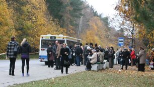 Autobusais į kapines atvažiavę klaipėdiečiai nepatyrėjo didelio patogumo. 