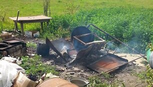 &Scaron;ilalės rajone, Rubaičių kaime, degtinė buvo gaminama tiesiog gyvenamojo namo kieme, visi&scaron;kai nesistengiant nuslėpti vykdomą nusikalstamą veiką. 