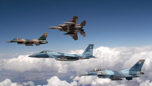 Prie&scaron;ą imituojančių naikintuvų &bdquo;F-15 Eagles&ldquo; ir &bdquo;F-16 Fighting Falcon&ldquo; skrydis