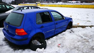 Dega vis daugiau apleistų automobilių