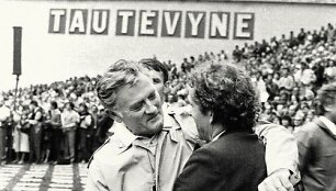 Valdas Adamkus ir Kazys Saja, 1988 m. rugpjūčio 23-oji, Sąjūdžio mitingas Vignio parke