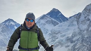 Geriausiai Everestas matosi nuo Kala Patthar kalno – už mano nugaros tamsiausias trikampis ir yra Everestas
