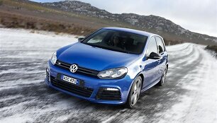 &bdquo;Volkswagen Golf R&ldquo; slidžiame kelyje