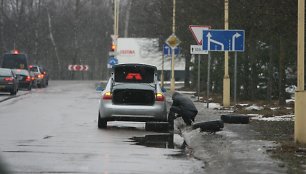 Į duobę įvažiavę ir automobilį apgadinę vairuotojai, apsidraudę kasko draudimu, gali kreiptis į draudimo bendrovę dėl žalos atlyginimo.