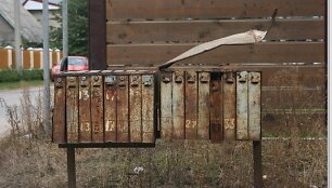 Senos surūdijusios pa&scaron;to dėžutės bus nukabinamos. 