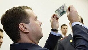 Rusijos prezidentas Dmitrijus Medvedevas Rusijos Banką ragino rečiau kaitalioti rublio kursą.