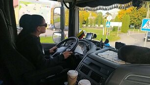 Justina Remeikaitė vairuoja vilkiką kartu su partneriu ir katinu