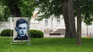 Tarp džinsinių portretų Klaipėdoje – ir Ukrainos prezidento veidas