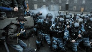 Во Львове &laquo;беркутовцы&raquo; на коленях попросили прощения у жителей