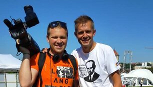 Andrius Tapinas su laidos &bdquo;Gyvūnų manija&ldquo; operatoriumi ir augintiniu Lokiu