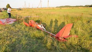 Į elektros laidus įsirėžusio eksperimentinio lėktuvo dalys.