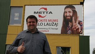 Bendrovės &bdquo;Metta&ldquo; vadovas Marius Jucikas originaliai reklamuoja savo verslą