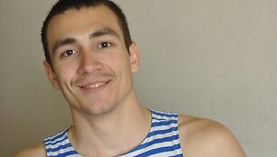 Ukrainos karys Artiomas Lukasuk, 26 m. rodo savo mylimąją, kurią po operacijos vedė šią vasarą