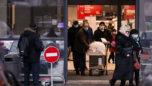 Pirkėjai atvykę į parduotuvę „Senukai“