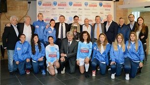 Neapolio &bdquo;Calcio Femminile&ldquo; ekipa (Greta Kaselytė stovi pirma i&scaron; kairės)
