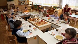 Anot miesto vadovų, naujoji tvarka vaikų tėvams leis lanksčiau mokėti už savo atžalų maitinimą darželiuose bei lop&scaron;eliuose. &bdquo;15min&ldquo; nuotr.