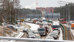 Sniegas sunkina eismo sąlygas Vilniuje