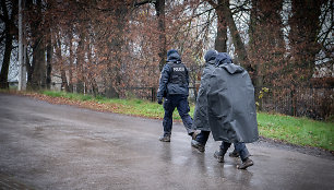 Policijos pareigūnai Pševoduvo kaimo teritorijoje ieško sprogimo įkalčių. Lenkija, 2022 m. Lapkričio 16 d. 