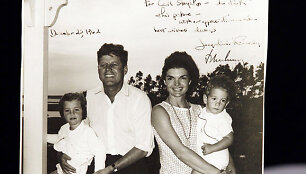 J. F. Kennedy su žmona Jacqueline ir vaikais Caroline bei Johnu jaunesniuoju. 