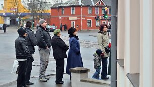 Eilės prie &bdquo;Swedbank&ldquo; bankomato